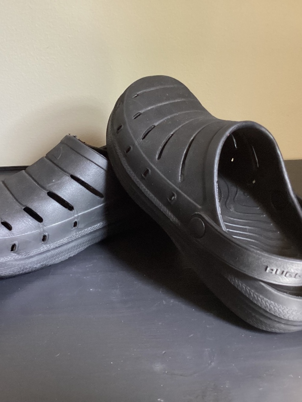 Boys RUGGED SHARK BLACK EVA SLIP-ON CLOGS SIZE 4 - EUC